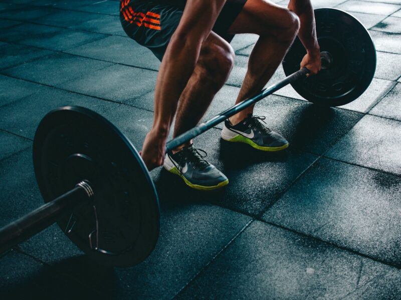 Atleta executando levantamento terra com peso máximo