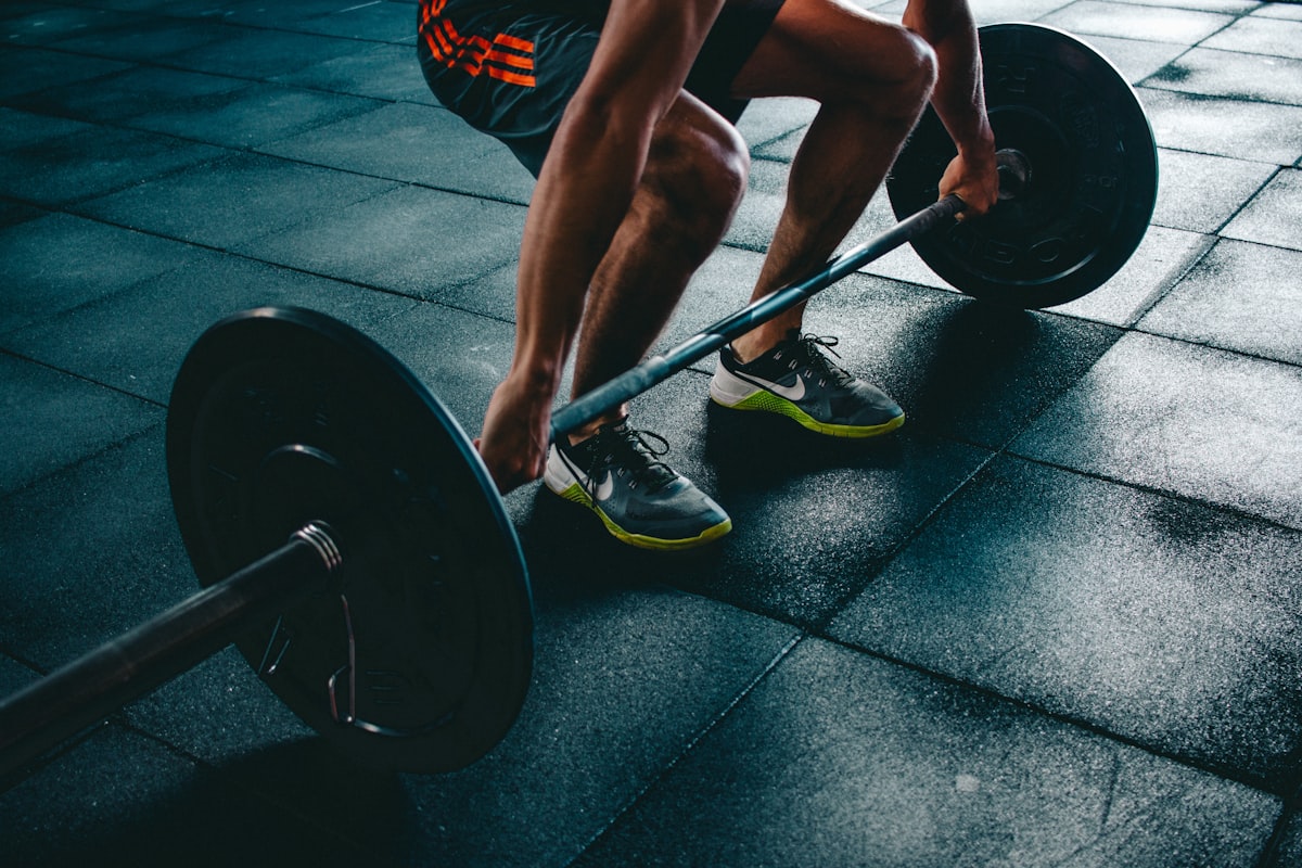 Atleta executando levantamento terra com peso máximo