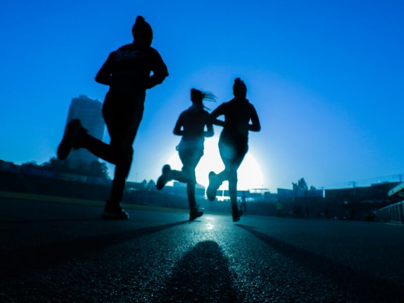 Corredores treinando à noite — performance e resistência