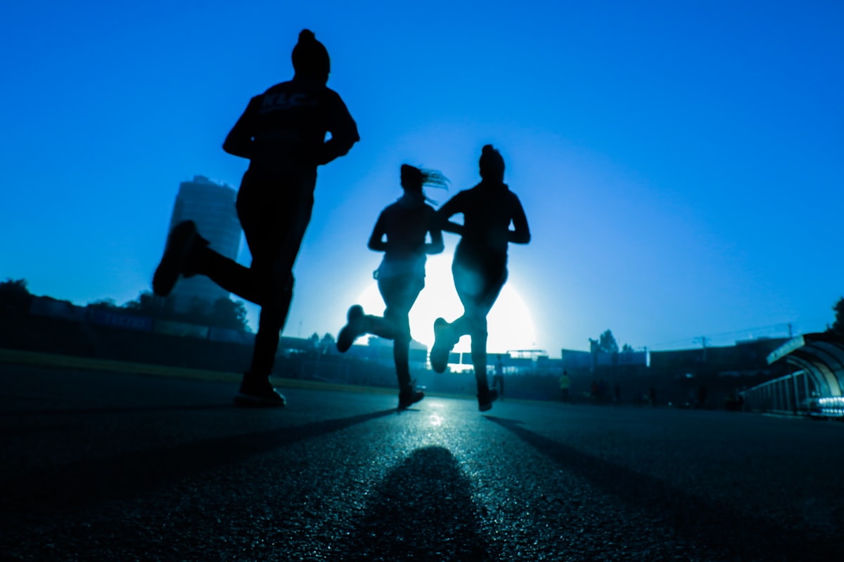 Corredores treinando à noite — performance e resistência