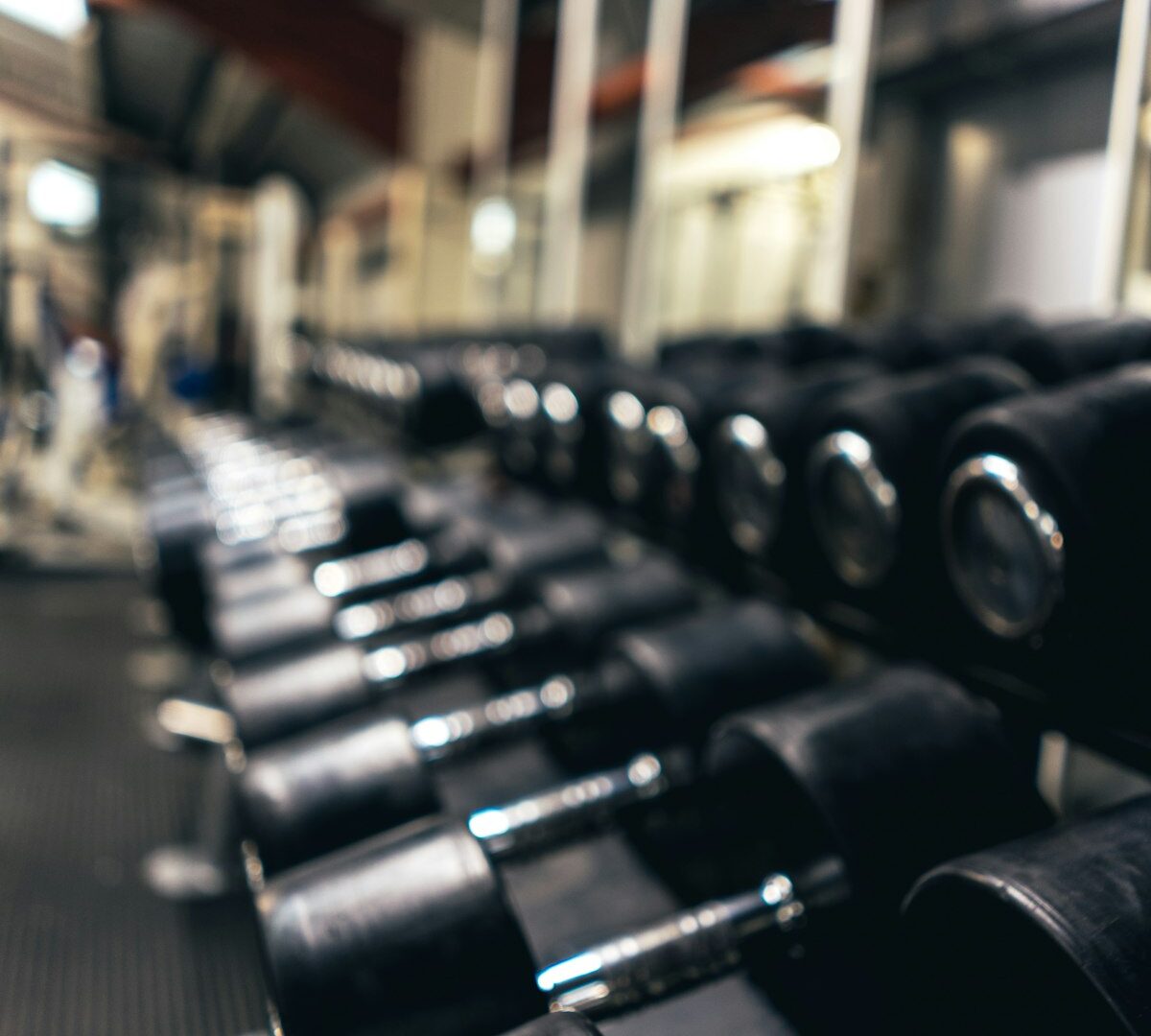 Halteres em academia — equipamentos de musculação
