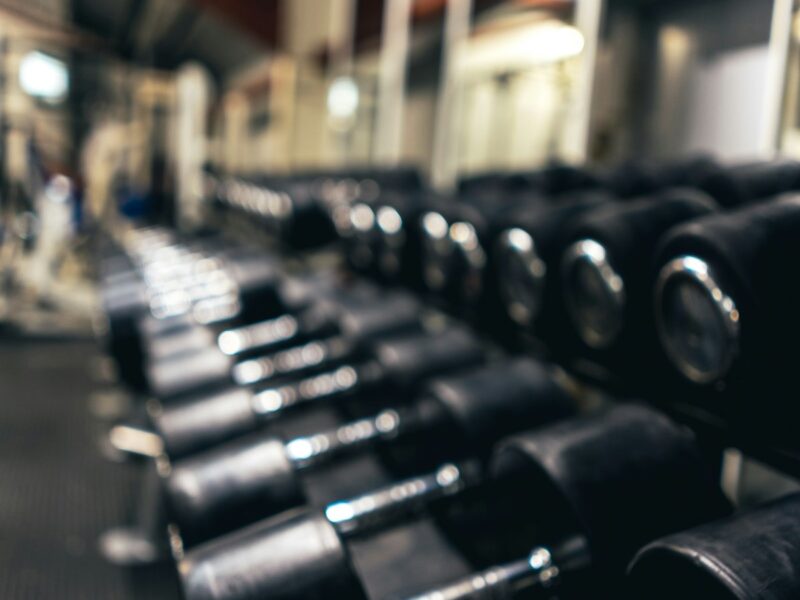 Halteres em academia — equipamentos de musculação