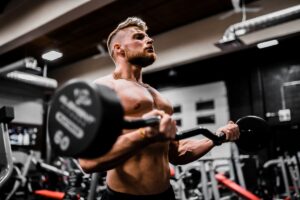 Atleta levantando peso pesado
