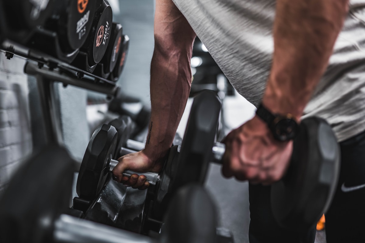 Atleta fazendo exercício com auxílio de personal trainer